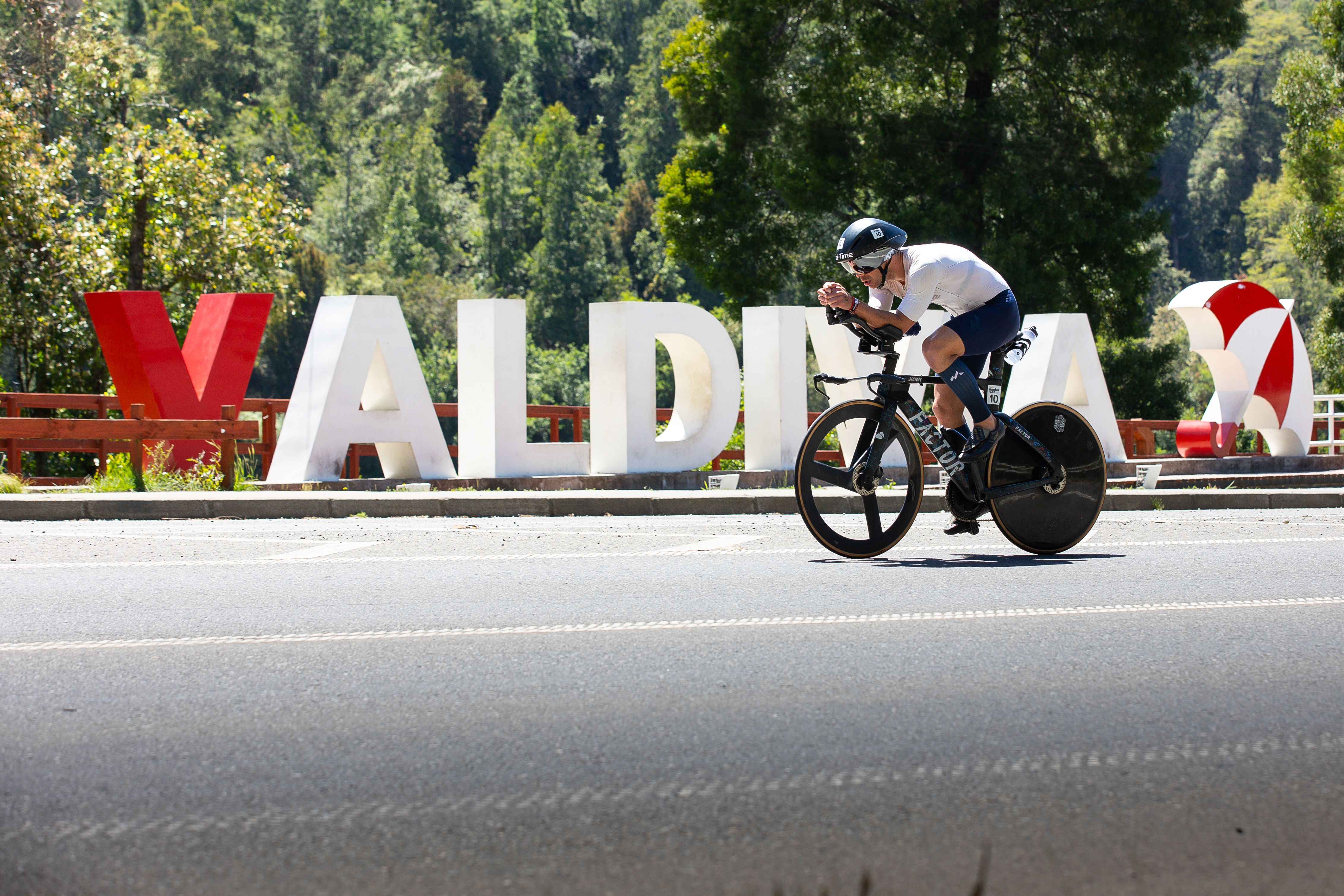 IRONMAN 70.3 Valdivia gallery image